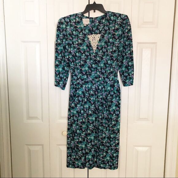 karin stevens Dresses & Skirts - Karin Stevens Vintage Floral Print Dress 10